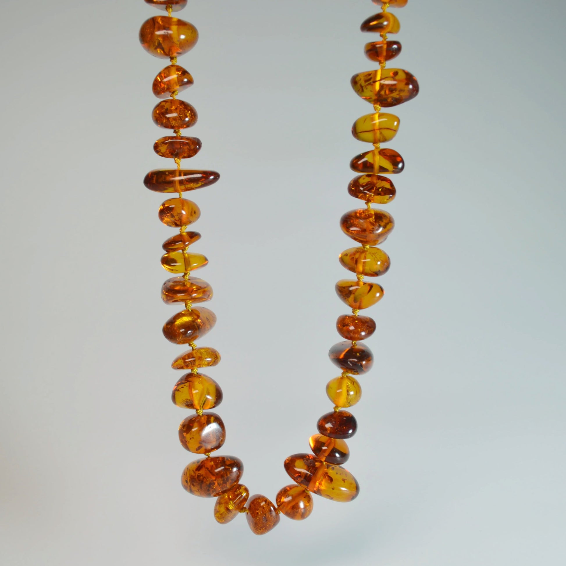 Baltische Bernstein Kette 70 cm – Gesamtansicht hängend, Natursteine von 10–25 mm sichtbar.