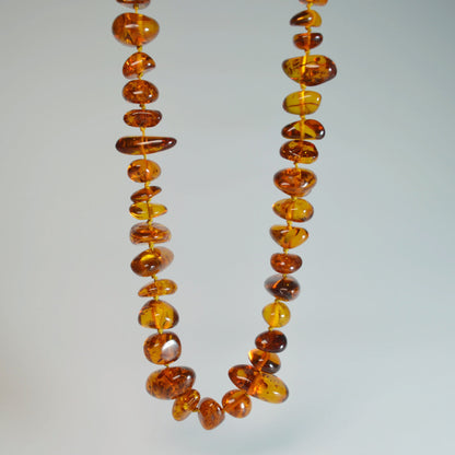 Baltische Bernstein Kette 70 cm – Gesamtansicht hängend, Natursteine von 10–25 mm sichtbar.