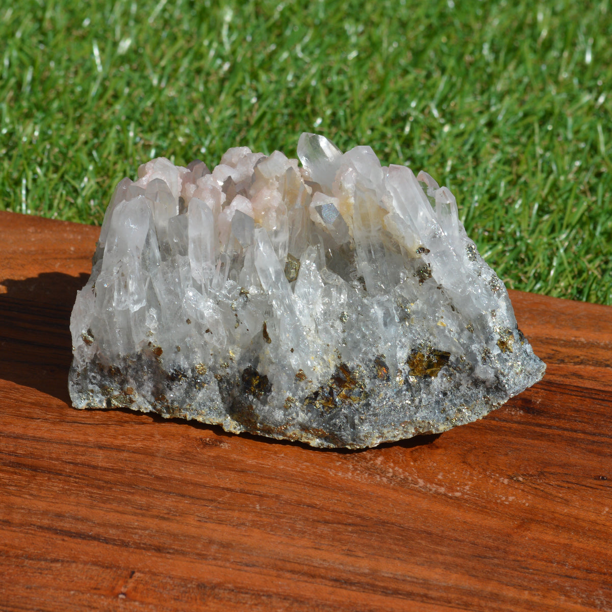 Bergkristall Stufe mit Pyrit und Rosa Calcit