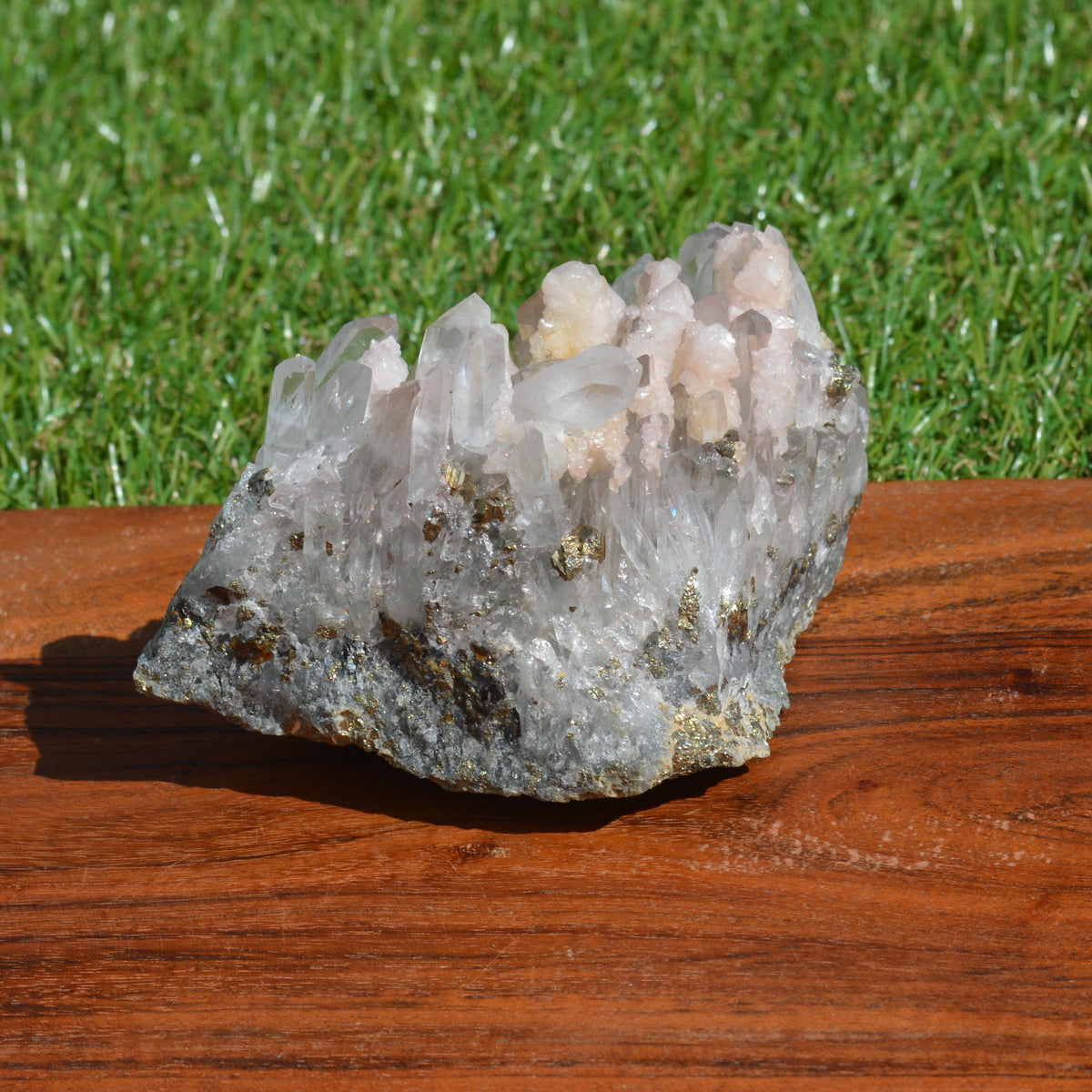 Bergkristall Stufe mit Pyrit und Rosa Calcit