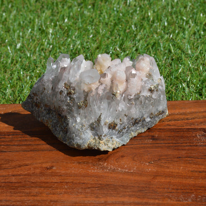 Bergkristall Stufe mit Pyrit und Rosa Calcit