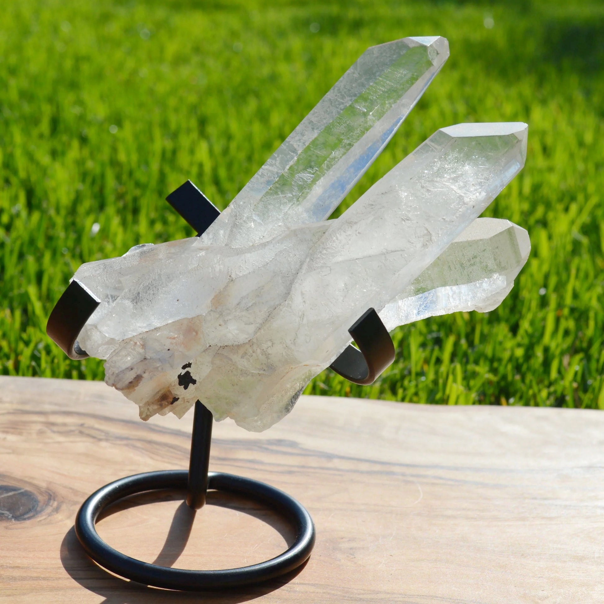 Bergkristall Cluster auf Halterung, handverlesenes Naturstein-Einzelstück, natürliche Kristallspitzen.