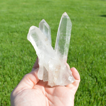 Bergkristall Cluster auf Halterung, natürlicher Kristall mit wunderschönen Spitzen, dekoratives Einzelstück.