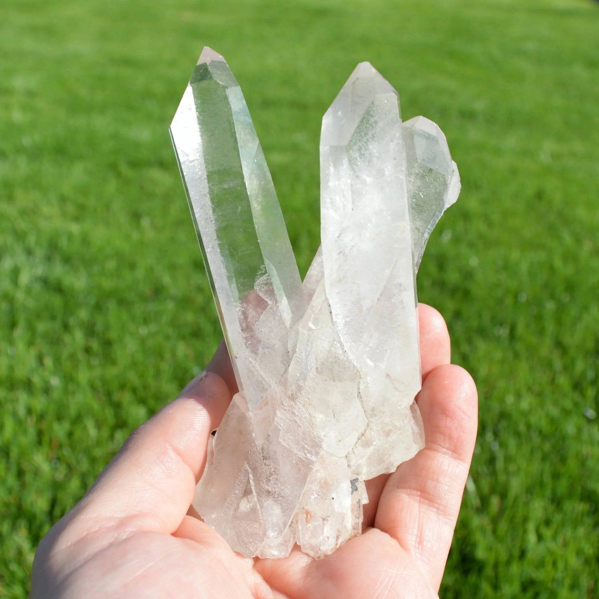 Nahaufnahme des Bergkristall Clusters auf Halterung – schöne Kristallspitzen, natürliche Strukturen, perfekte Sammler und Kristall-Fans.