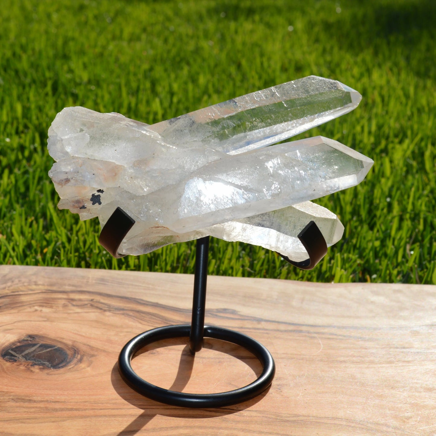 Bergkristall Cluster auf Halterung, natürlicher brasilianischer Kristall mit klaren Spitzen, dekoratives Einzelstück.