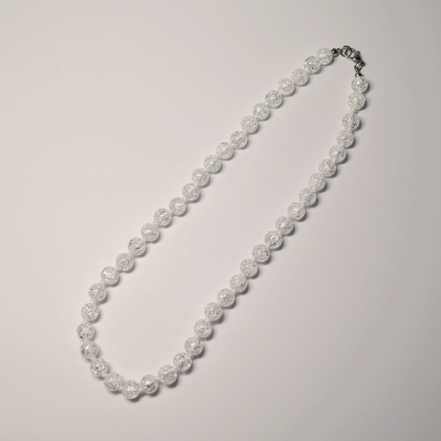 Bergkristall Cracked Perlenkette aus 8mm Naturstein – Kristallschmuck mit Metallverschluss. Gesamtansicht.