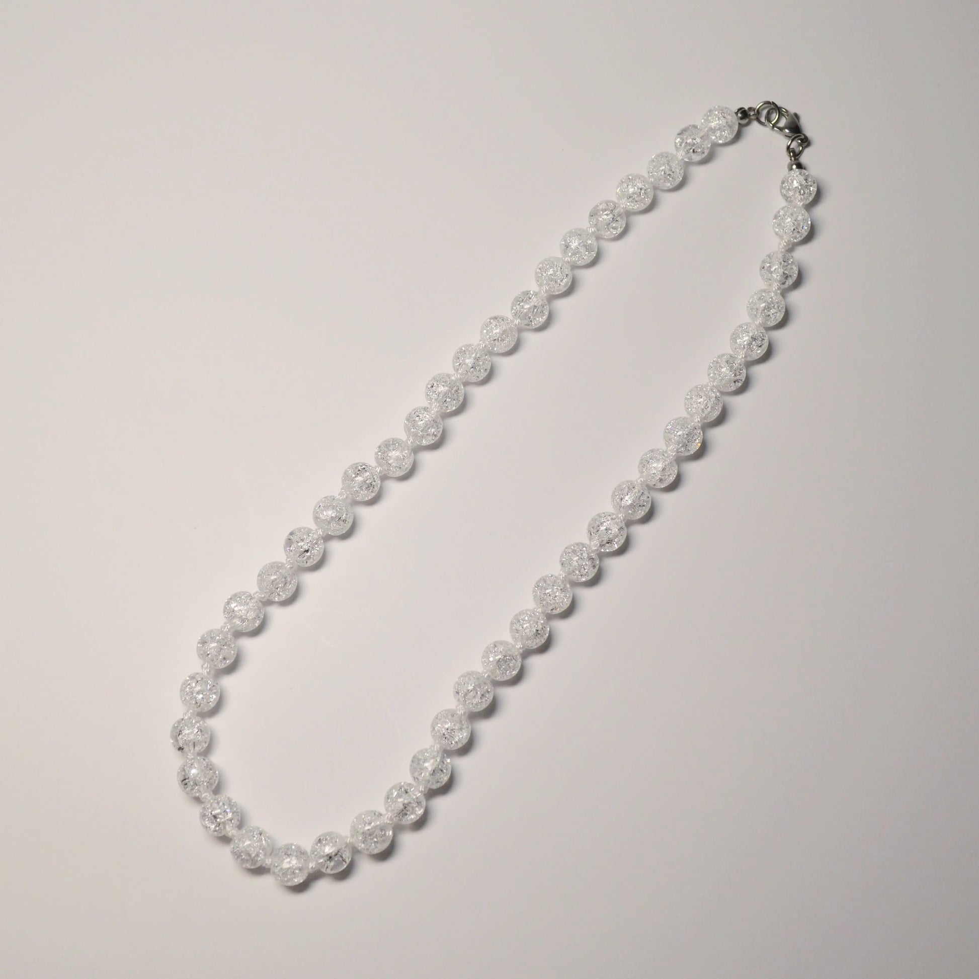 Bergkristall Cracked Perlenkette aus 8mm Naturstein – Kristallschmuck mit Metallverschluss. Gesamtansicht.