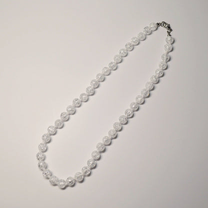 Bergkristall Cracked Perlenkette aus 8mm Naturstein – Kristallschmuck mit Metallverschluss. Gesamtansicht.