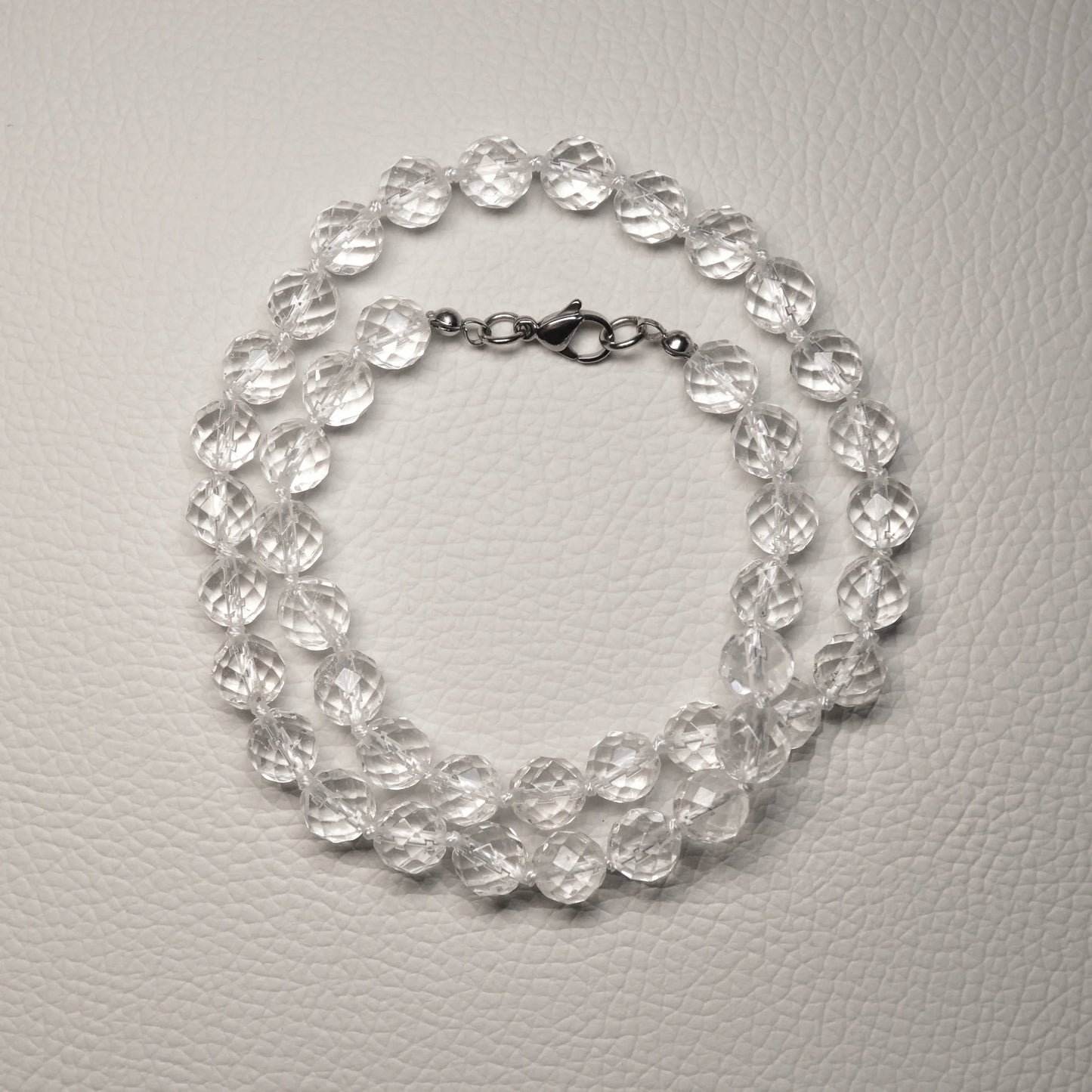 Bergkristall Halskette aus 8mm facettierten Natursteinperlen, 45 cm lang, mit Metallverschluss – Edelsteinschmuck.