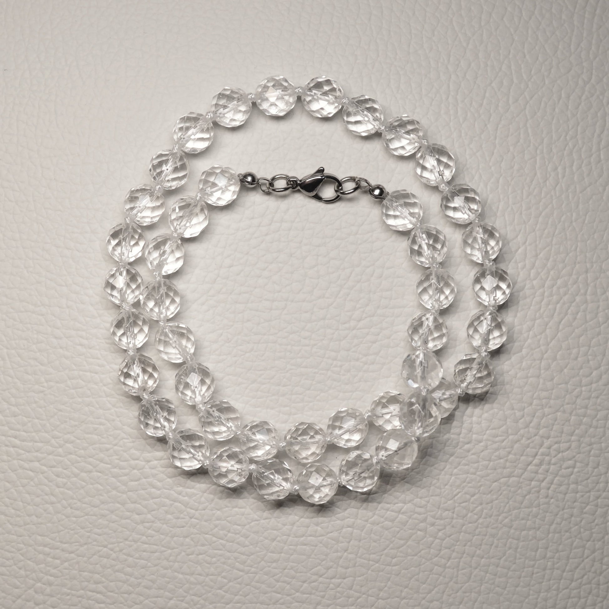 Bergkristall Halskette aus 8mm facettierten Natursteinperlen, 45 cm lang, mit Metallverschluss – Edelsteinschmuck.