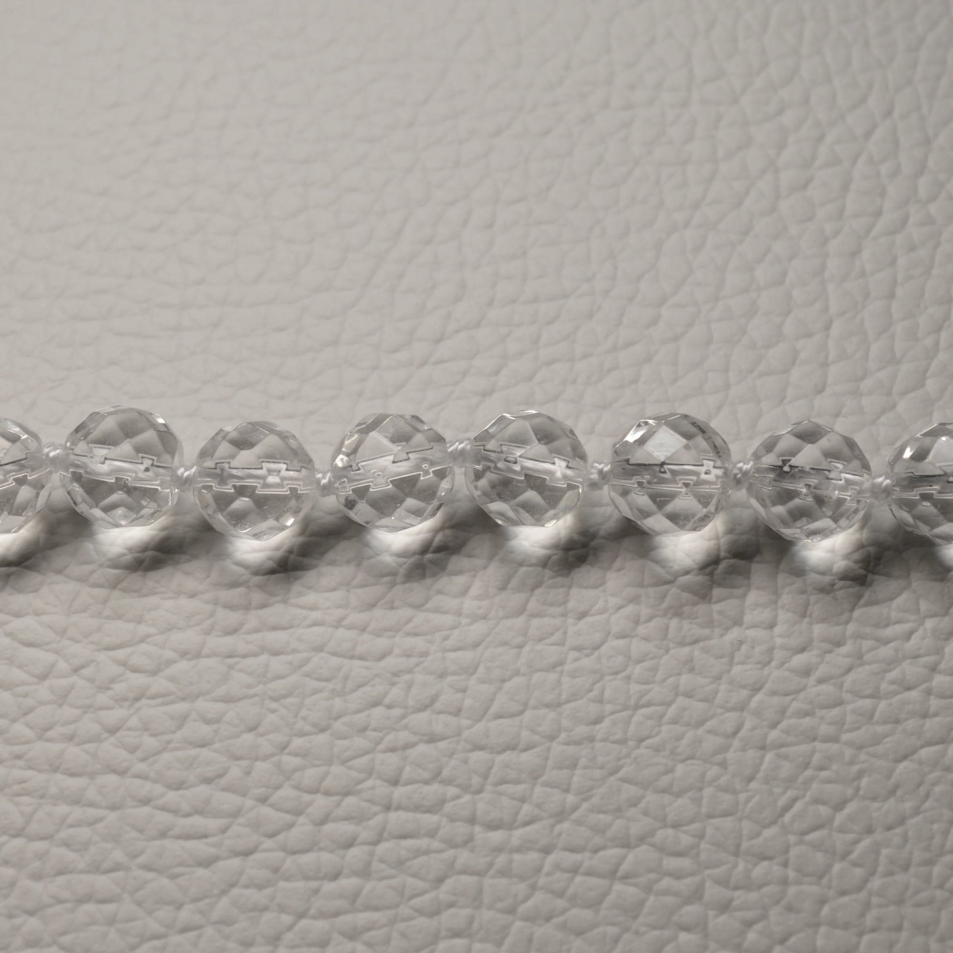 Bergkristall Kette mit facettierten Kristallperlen – 45 cm Edelstein Halskette. Nah.