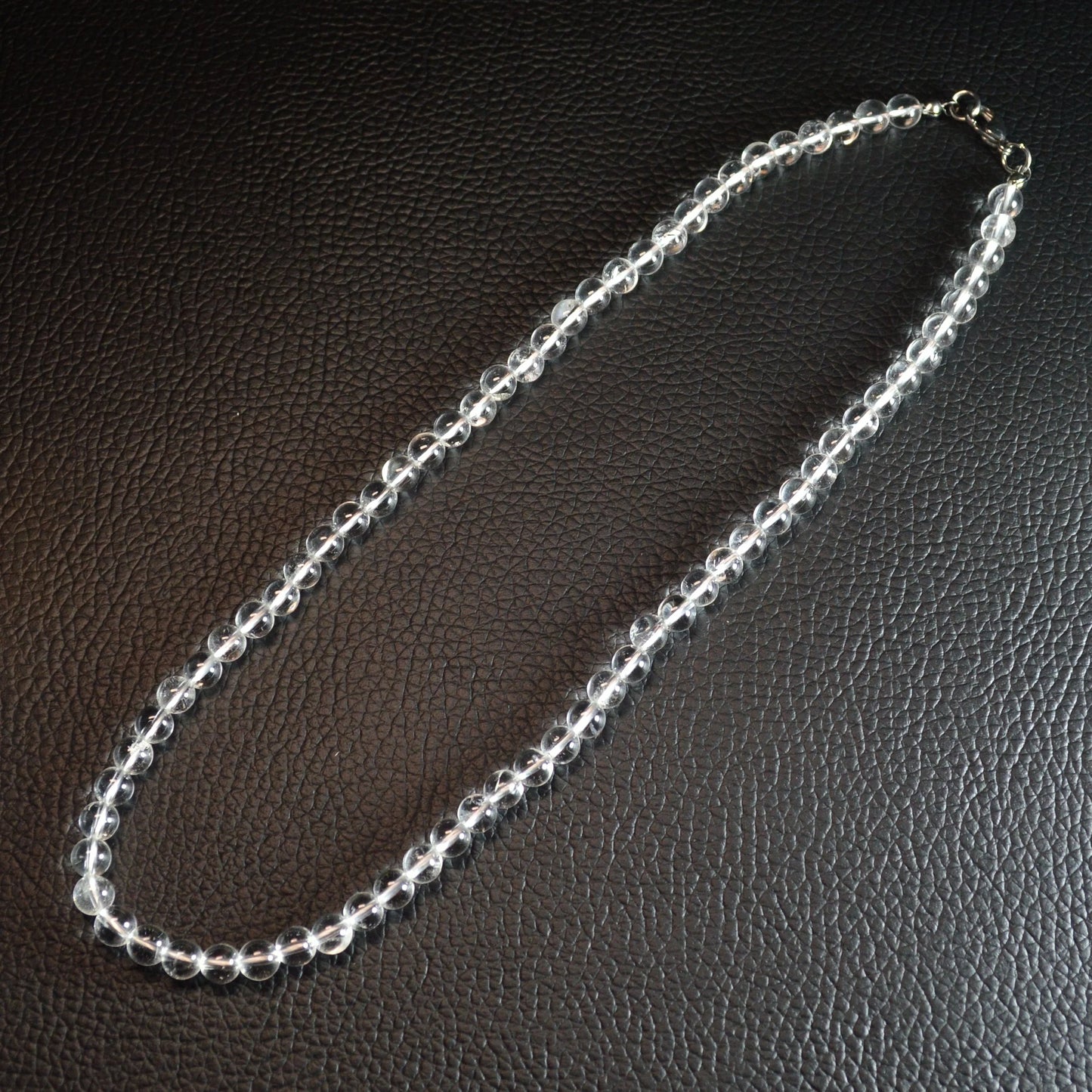 Bergkristall Perlenkette aus 6mm Naturstein – Kristallschmuck mit Metallverschluss. Gesamtansicht.