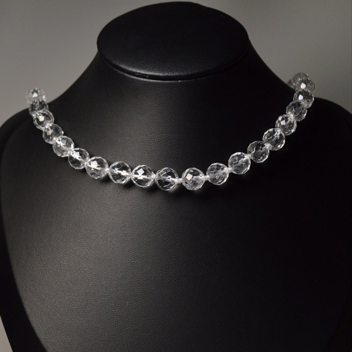 Bergkristall Perlenkette aus 8mm Naturstein – Kristallschmuck mit Metallverschluss auf Büste. 