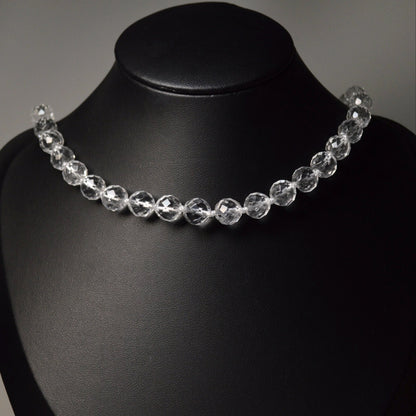 Bergkristall Perlenkette aus 8mm Naturstein – Kristallschmuck mit Metallverschluss auf Büste. 