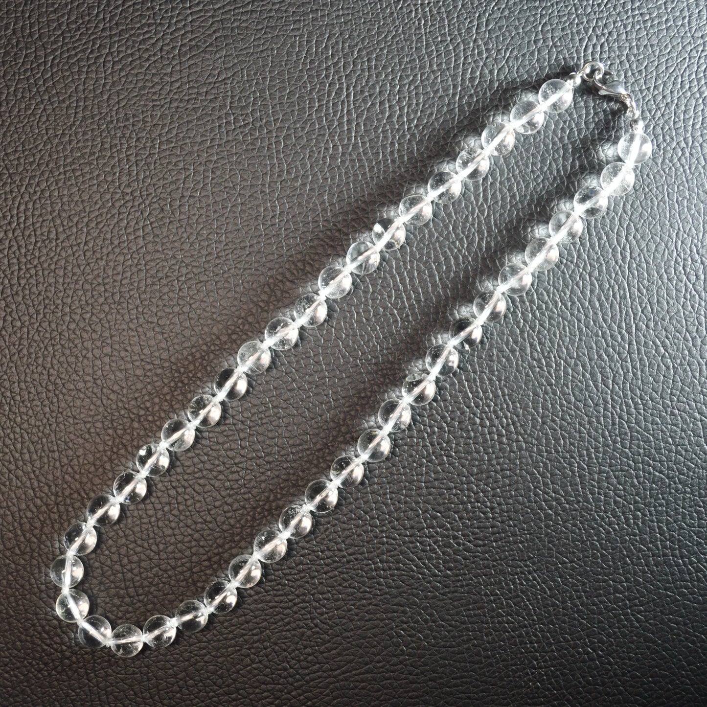 Bergkristall Perlenkette aus 8mm Naturstein – Kristallschmuck mit Metallverschluss. Gesamtansicht.