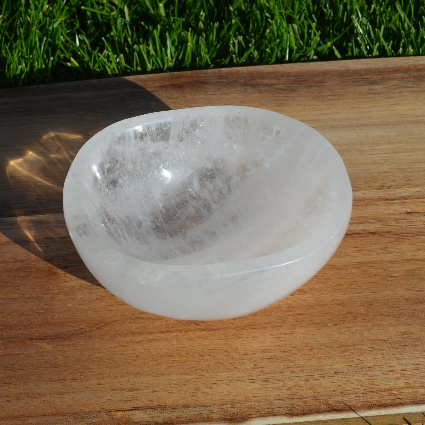 Kleine Bergkristall-Schüssel aus Madagaskar, Einzelstück, Naturstein mit einzigartiger Struktur, für Deko oder Sammler.