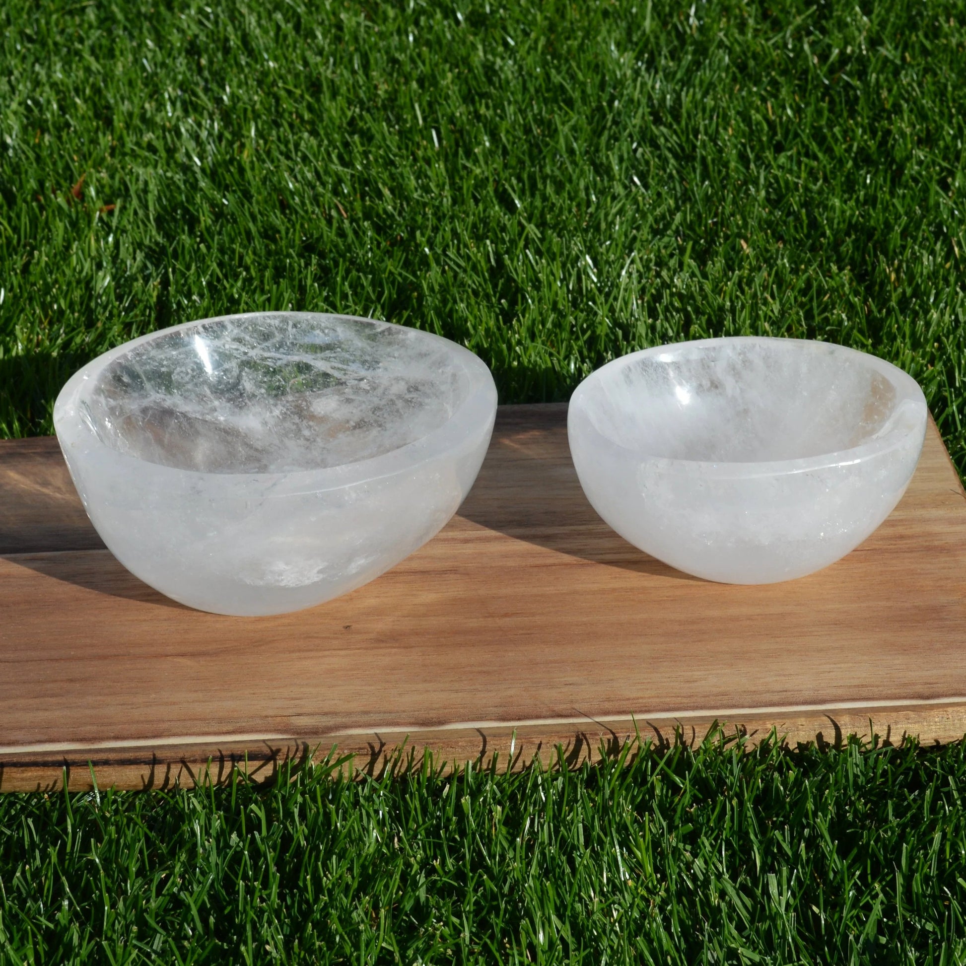 Bergkristall-Schüsseln – Vorder- und Rückansicht der großen und kleinen Schale, echte Natursteine, Unikate.