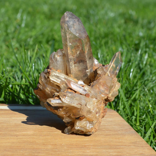 Bergkristall Gruppe mit Eisenoxid