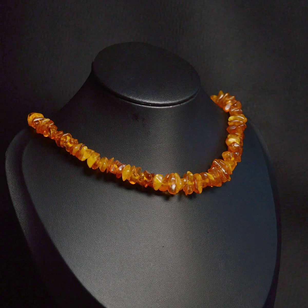 Mehrfarbige Bernstein Kette 55 cm – Natursteine von 5–15 mm sichtbar auf Büste.
