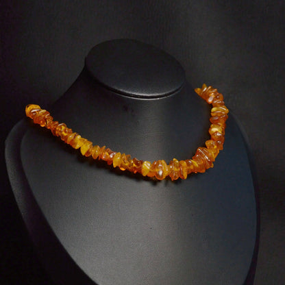 Mehrfarbige Bernstein Kette 55 cm – Natursteine von 5–15 mm sichtbar auf Büste.