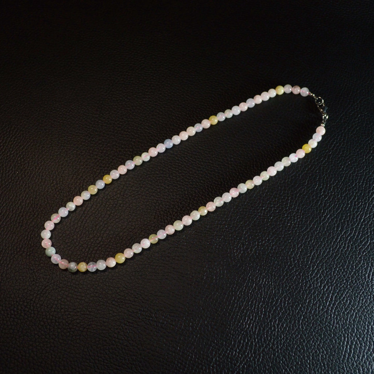 Feine Beryll Perlenkette aus 6 mm Aquamarin-, Morganit- und Heliodor-Perlen mit Metallverschluss – Naturstein Schmuck - Gesamtansicht.