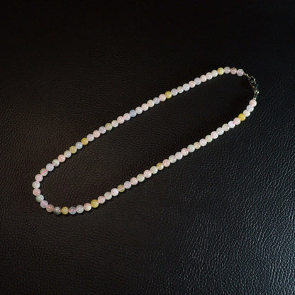 Feine Beryll Perlenkette aus 6 mm Aquamarin-, Morganit- und Heliodor-Perlen mit Metallverschluss – Naturstein Schmuck - Gesamtansicht.