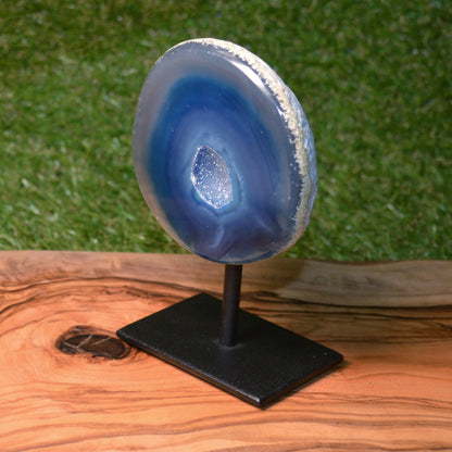 Blaue Achat Geode auf rutschfestem Standfuß – Seitenansicht, Naturstein-Unikat als Kristall-Dekoration.