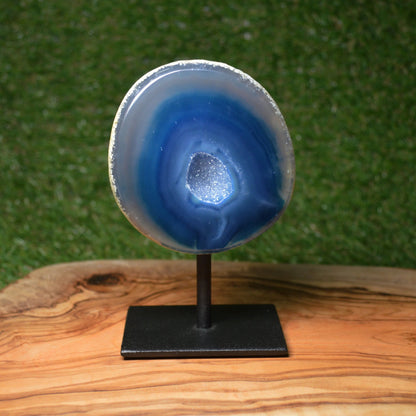 Blaue Achat Geode auf rutschfestem Standfuß – Vorderansicht, Kristall-Deko aus gefärbtem Naturstein.