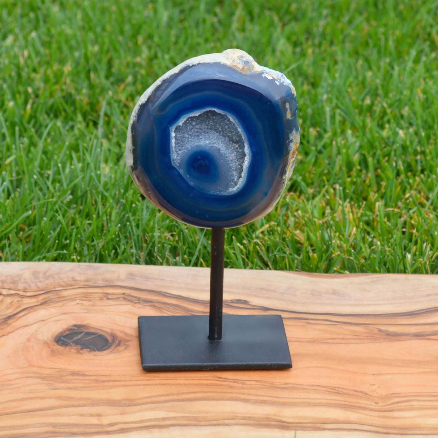 Blaue Achat Geode auf Standfuß – Vorderansicht, dekorative Edelstein-Deko aus gefärbtem Naturstein.