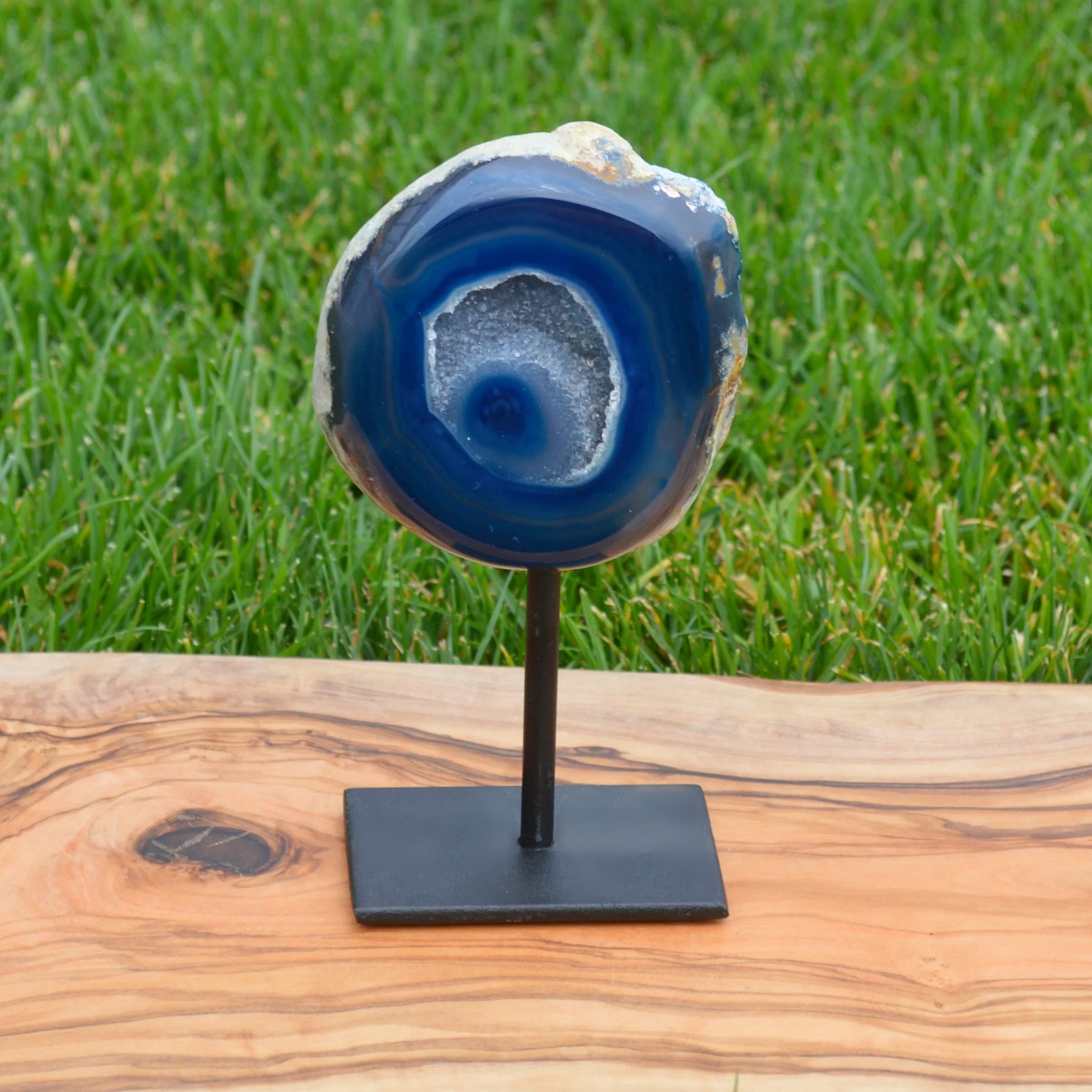 Blaue Achat Geode auf Standfuß – Vorderansicht, dekorative Edelstein-Deko aus gefärbtem Naturstein.