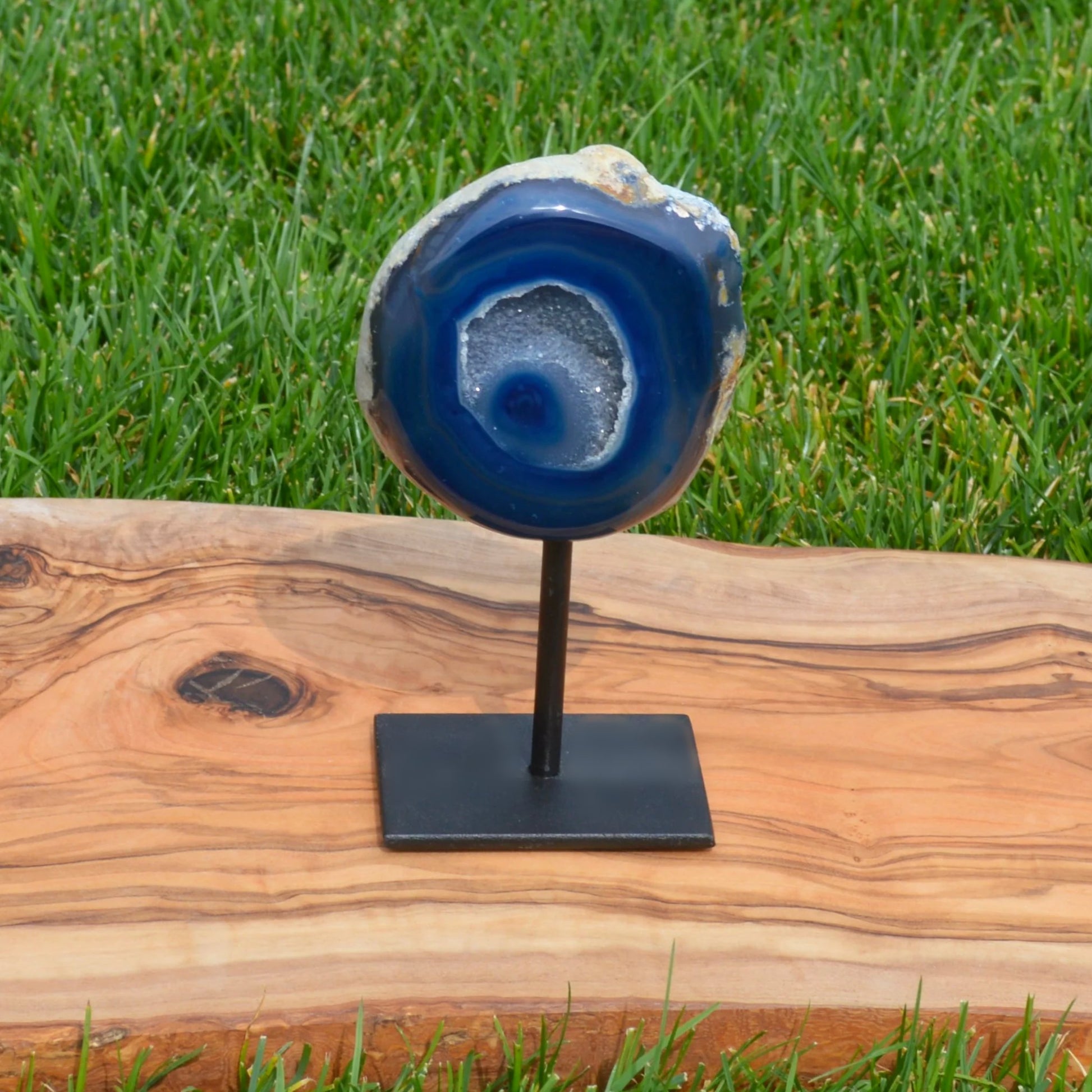 Blaue Achat Geode auf Standfuß – einzigartiges Naturstein-Unikat als Kristall-Dekoration.
