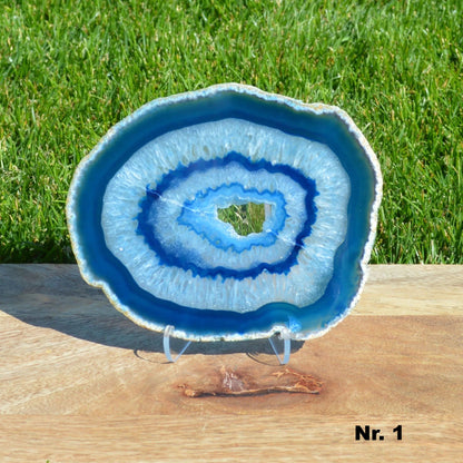 Gefärbte Achat-Scheibe auf Halterung – Nahaufnahme der Kristallstruktur in Blau.