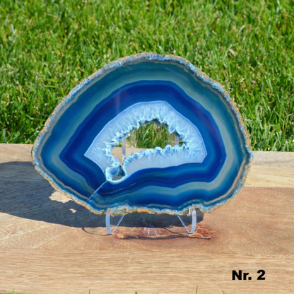 Gefärbte Achat-Scheibe auf Halterung – Vorderansicht, leuchtend blaues Kristall-Unikat.