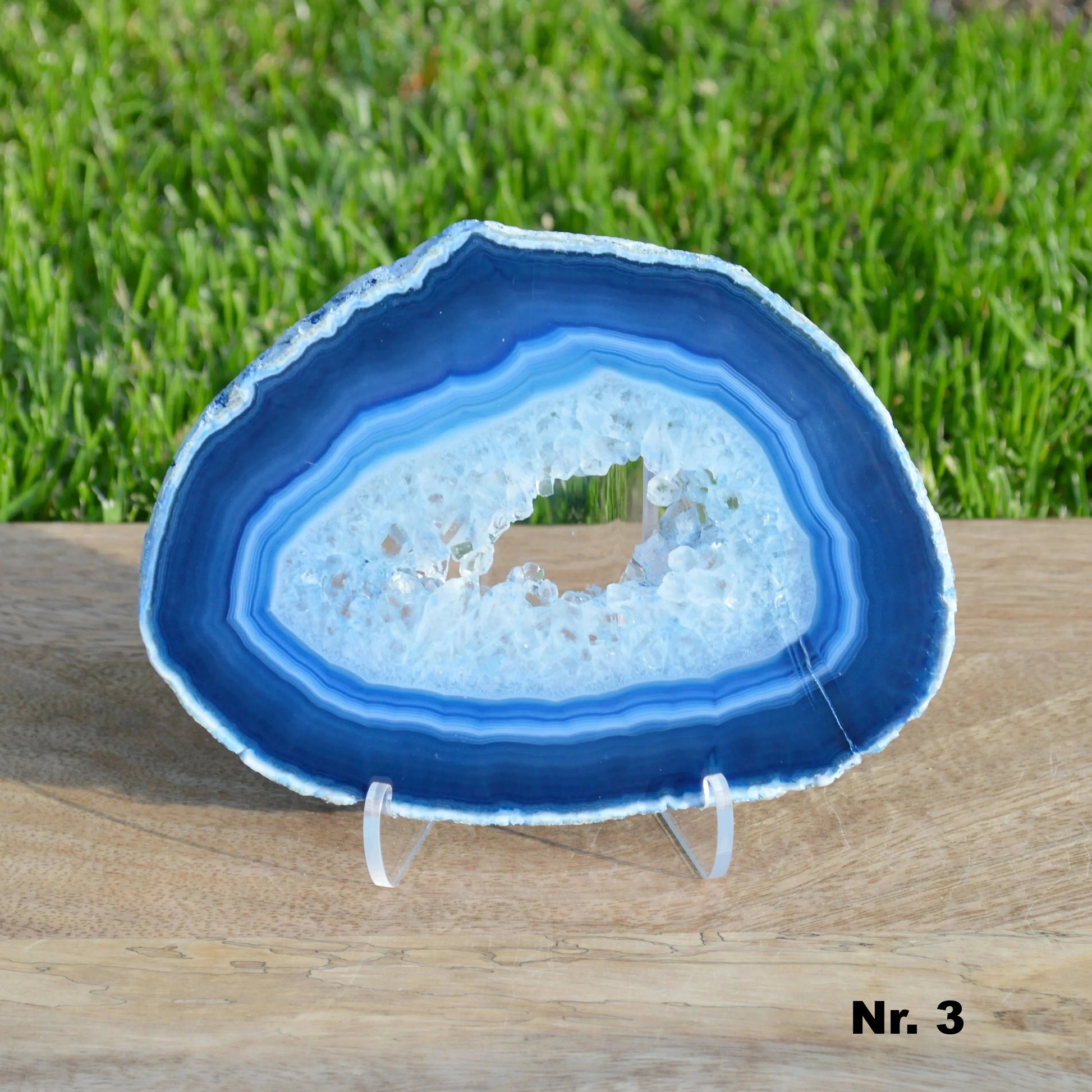 Blaue Achat-Scheibe auf Halterung – dekorative Edelstein-Scheibe aus gefärbtem Naturstein.
