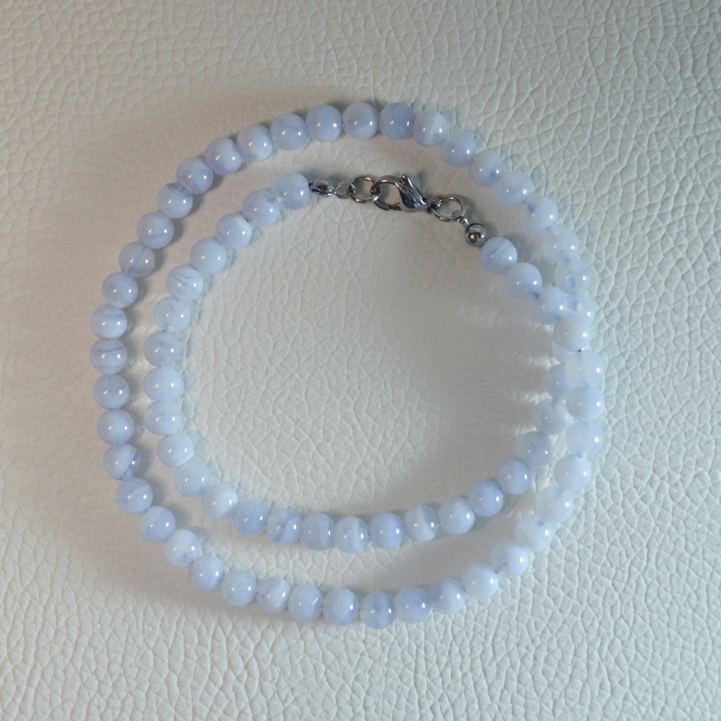 Blaue Chalcedon Halskette aus 6mm Perlen aus Namibia mit Karabinerverschluss – edler Naturstein-Schmuck.