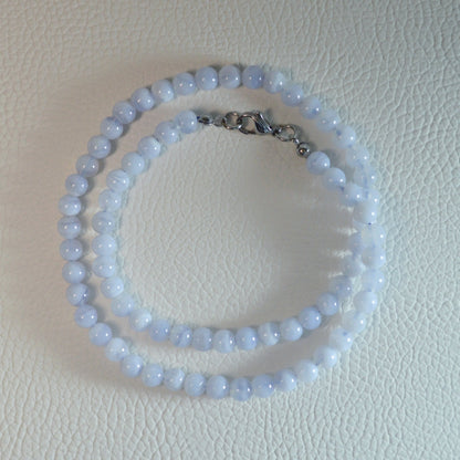 Blaue Chalcedon Halskette aus 6mm Perlen aus Namibia mit Karabinerverschluss – edler Naturstein-Schmuck.