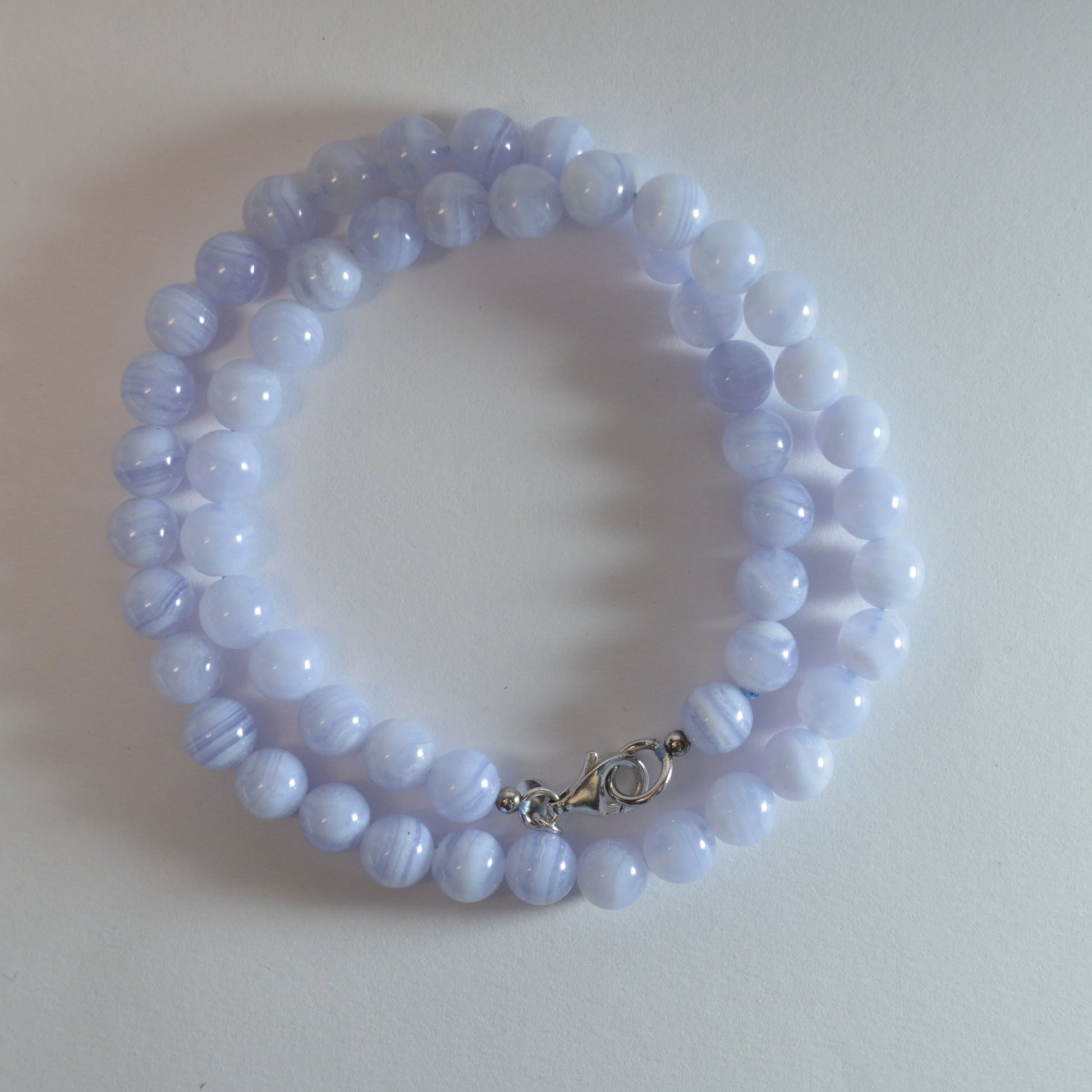 Blaue Chalcedon Halskette aus 8mm Perlen aus Namibia mit 925 Sterlingsilber Karabinerverschluss – edler Naturstein-Schmuck.