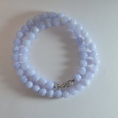 Blaue Chalcedon Halskette aus 8mm Perlen aus Namibia mit 925 Sterlingsilber Karabinerverschluss – edler Naturstein-Schmuck.