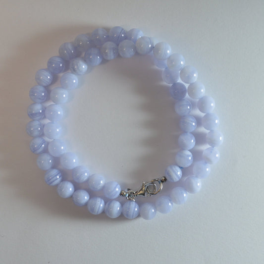 Blaue Chalcedon Halskette aus 8mm Perlen aus Namibia mit 925 Sterling Silber Karabinerverschluss – edler Naturstein-Schmuck.