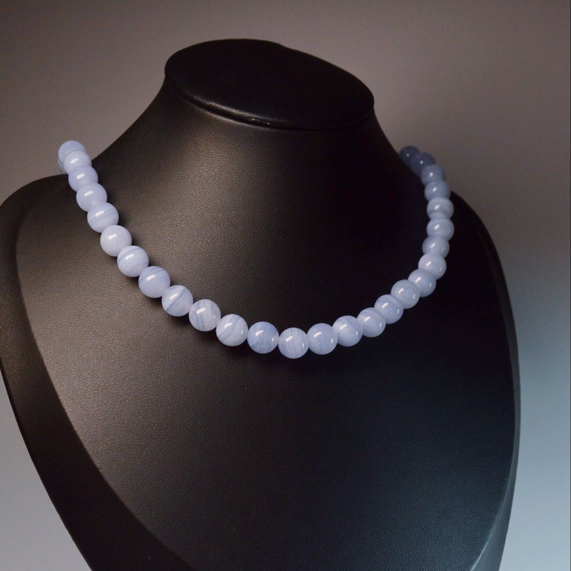 Blaue Chalcedon Kette mit 8mm Natursteinperlen aus Namibia – feiner Edelstein-Schmuck mit 925 Silber Karabinerverschluss auf Büste.