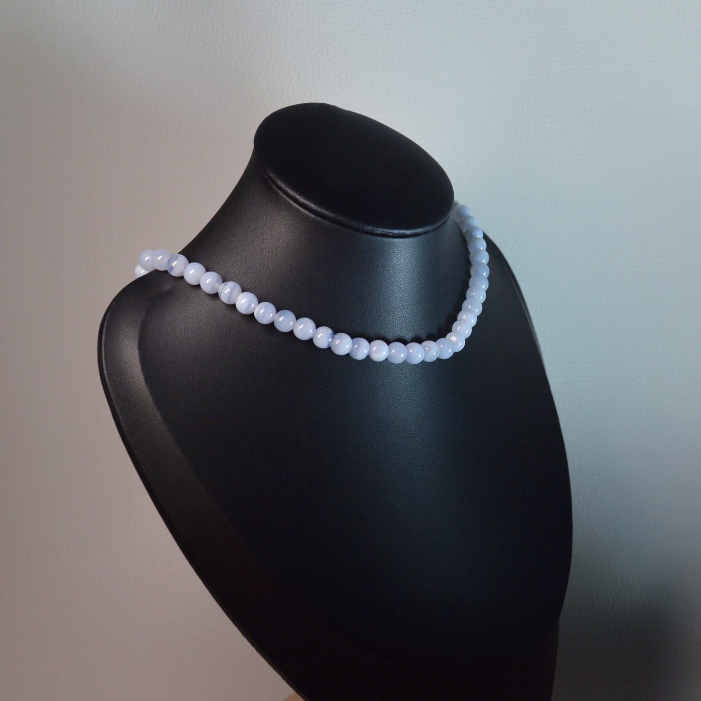 Blauer Chalcedon Kette mit 6mm Natursteinperlen aus Namibia – feiner Edelstein-Schmuck mit Karabinerverschluss auf Büste.