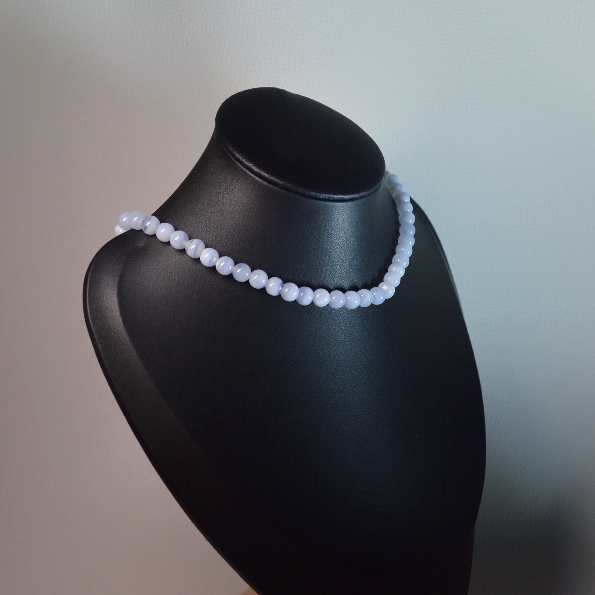 Blauer Chalcedon Kette mit 6mm Natursteinperlen aus Namibia – feiner Edelstein-Schmuck mit Karabinerverschluss auf Büste.