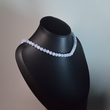 Blauer Chalcedon Kette mit 6mm Natursteinperlen aus Namibia – feiner Edelstein-Schmuck mit Karabinerverschluss auf Büste.