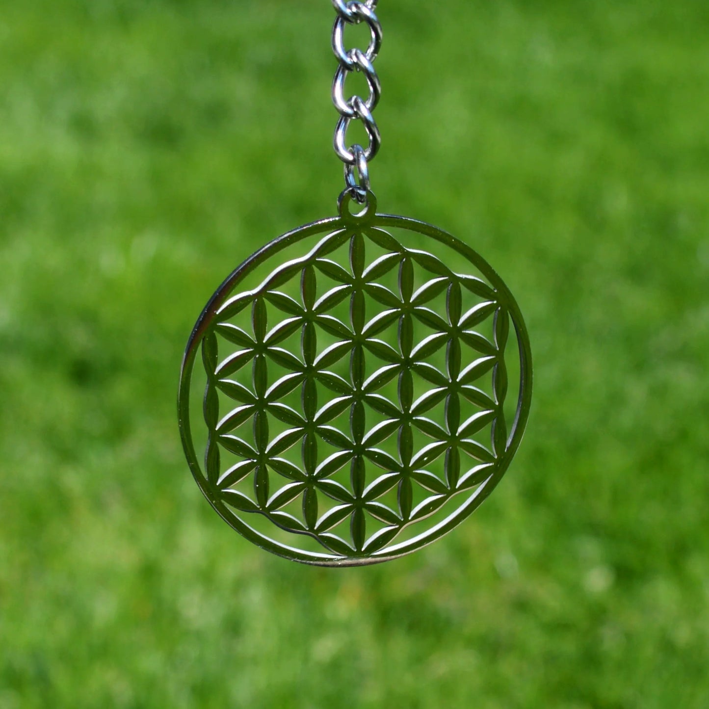 Blume des Lebens Schlüsselanhänger aus Metall in Silber – Detailansicht.