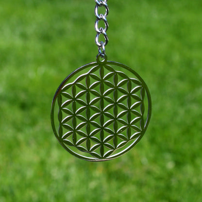 Blume des Lebens Schlüsselanhänger aus Metall in Silber – Detailansicht.
