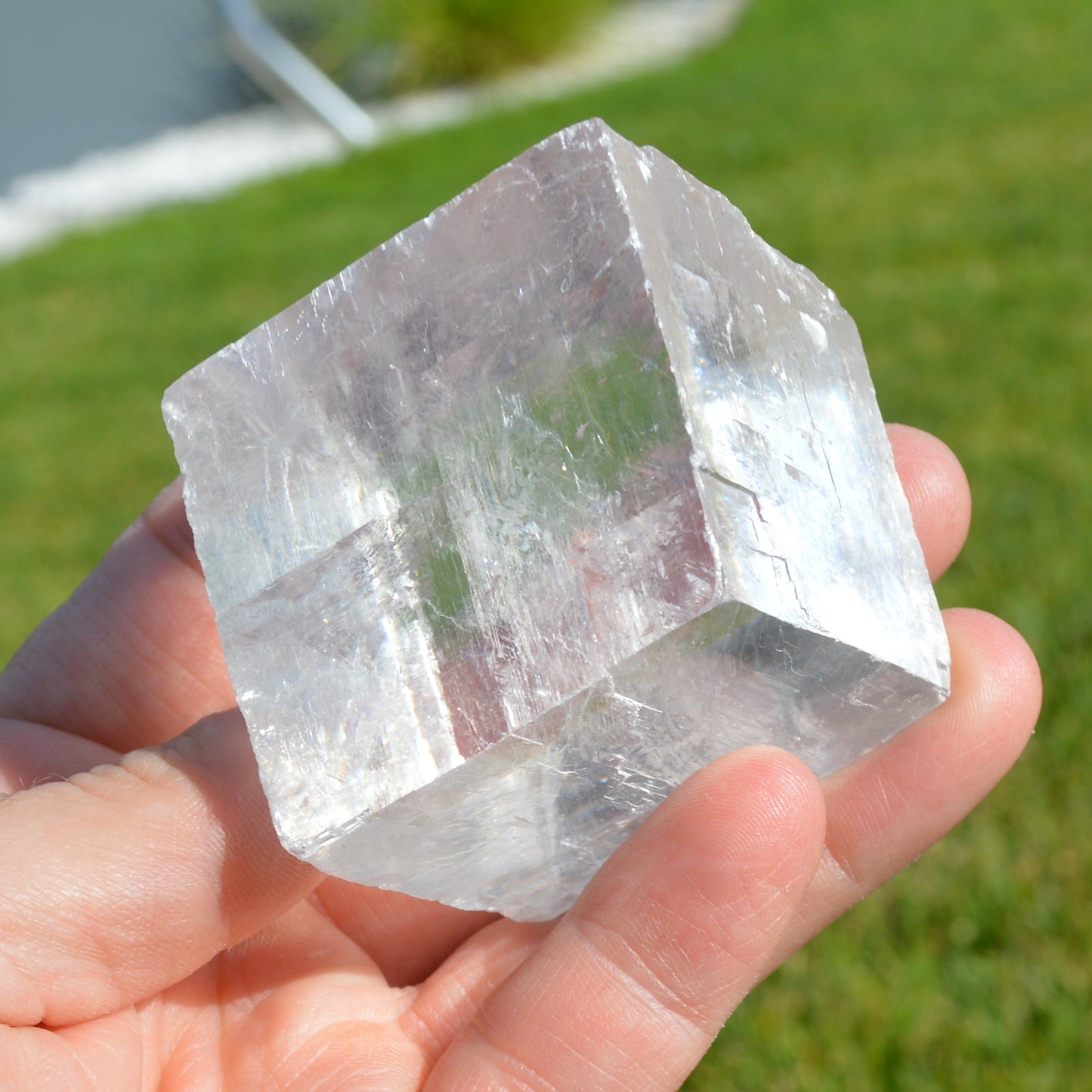 Calcit-Raute mit sichtbarer Doppelbrechung, Nahansicht jetzt entdecken bei naturalcrystals.at