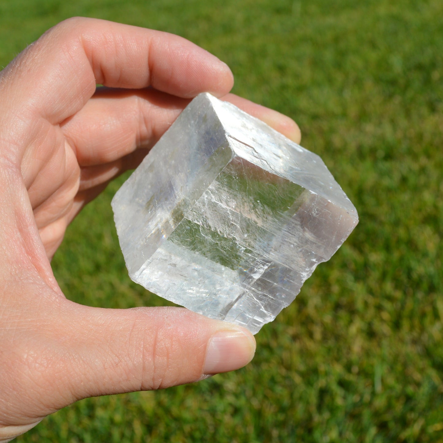 Calcit-Raute mit sichtbarer Doppelbrechung, Klarer Naturkristall, Nahansicht. Jetzt entdecken bei naturalcrystals.at