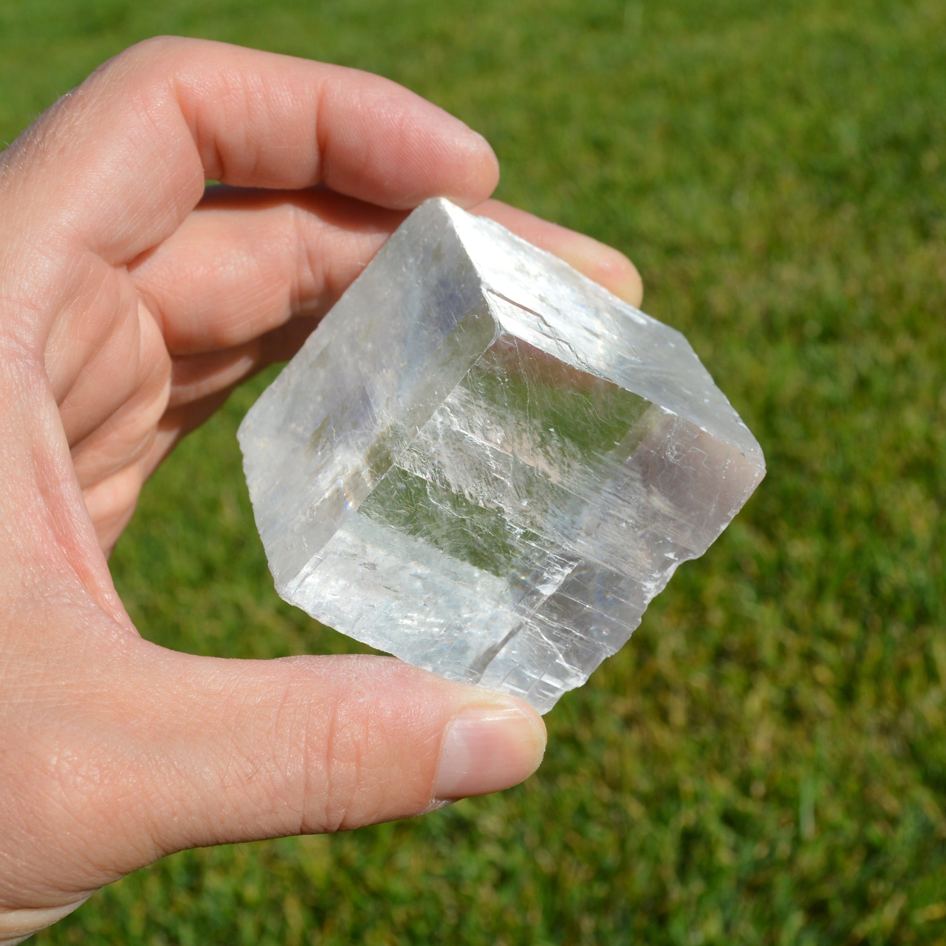 Calcit-Raute mit sichtbarer Doppelbrechung, Klarer Naturkristall, Nahansicht. Jetzt entdecken bei naturalcrystals.at