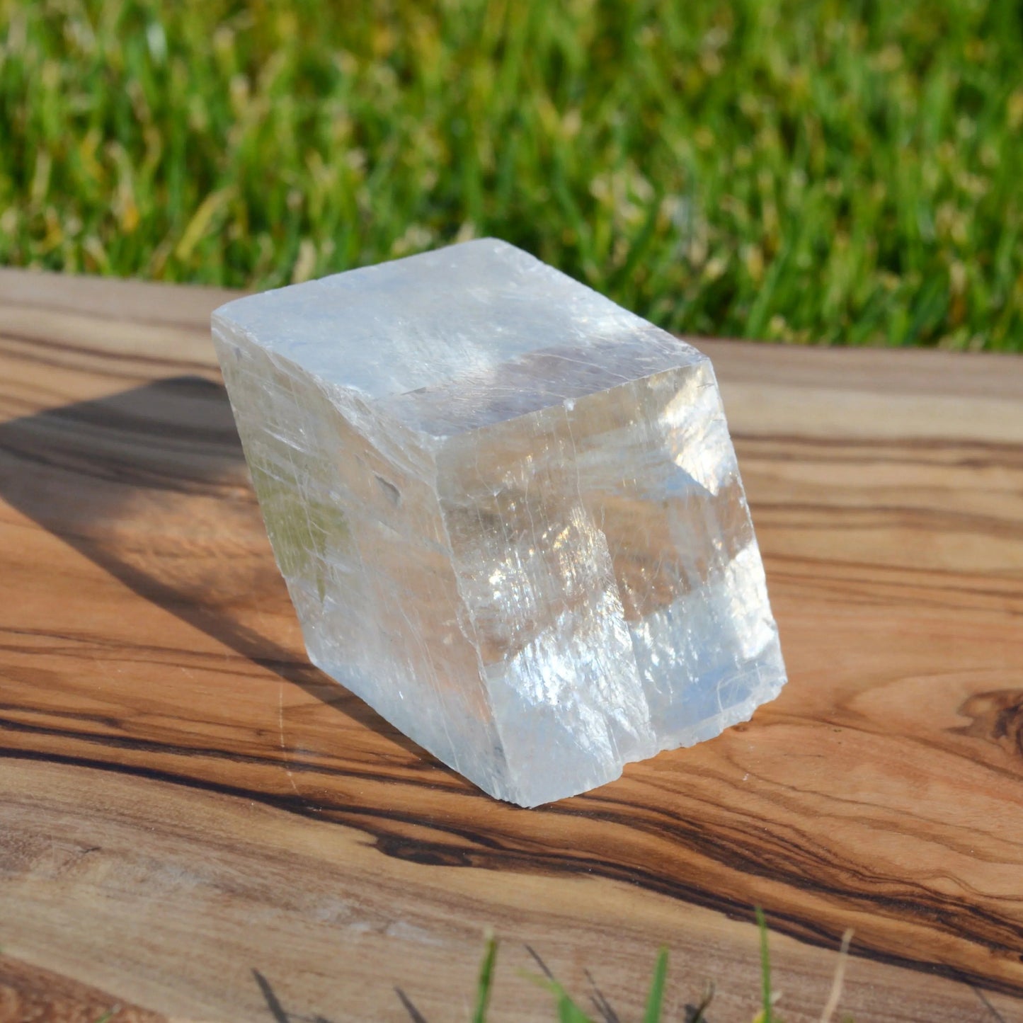 Klar geschliffene Calcit-Doppelspat-Raute, hochwertiger Kristall jetzt bei naturalcrystals.at entdecken.