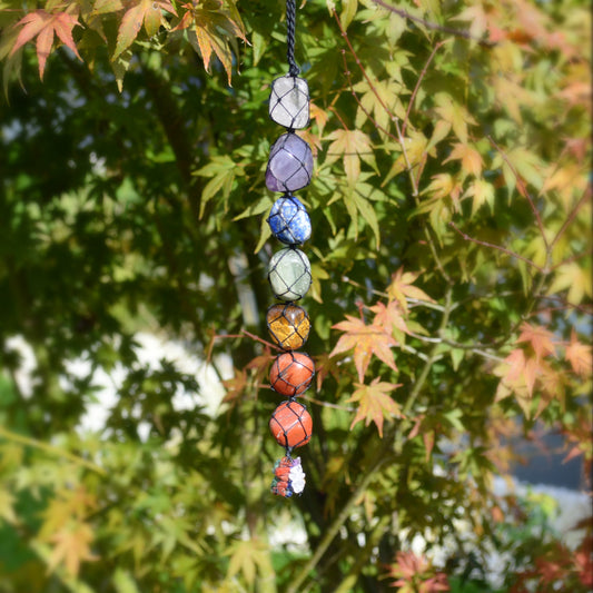 Chakra-Energieanhänger im Tageslicht – Farben der 7 Edelsteine strahlen, harmonische Dekoration für Fenster, Wand oder Lieblingsplatz.